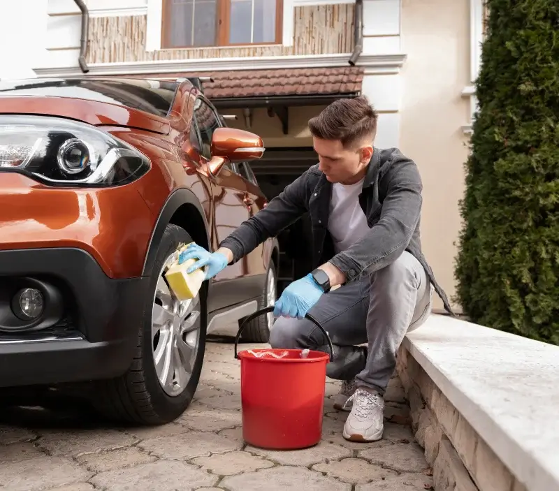 Lavage auto à domicile Cézan : professionnel intervenant sur un véhicule